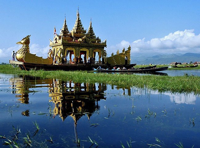 Tu viện Ngaphechaung (My-an-ma): Tu viện Ngaphechaung nằm giữa hồ Inle, trên đường dẫn đến ngôi chùa Phaung Daw Oo ở My-an-ma. Đây là một tu viện hết sức duyên dáng, được xây dựng từ loài gỗ tếch quý hiếm vào cuối những năm 1850 và là tu viện cổ nhất thuộc khu vực này.